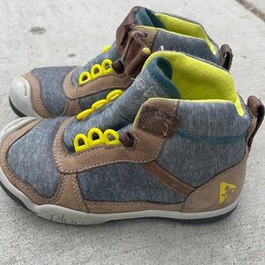 Plae hiking shoes